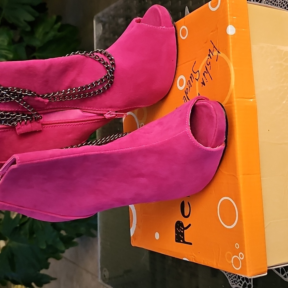 FUCHSIA SUEDE CHAIN BOOTIES